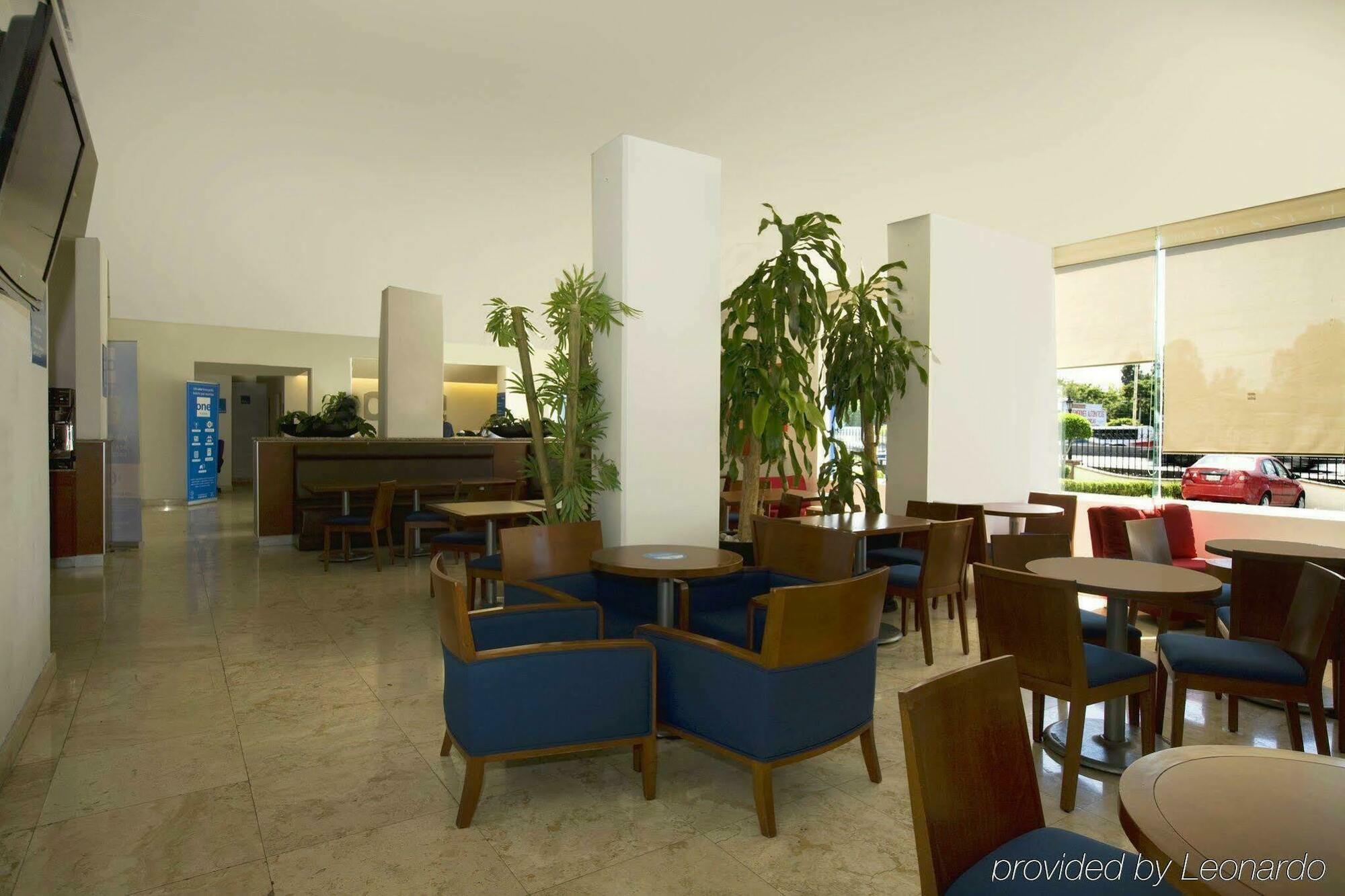 One Queretaro Plaza Galerias Hotel Restaurant photo